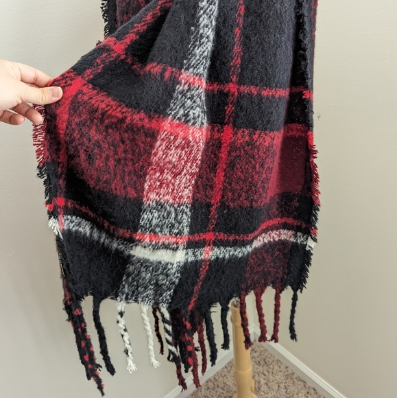 Steve Madden Plaid Fringe Scarf Red Black - Picture 6 of 6
